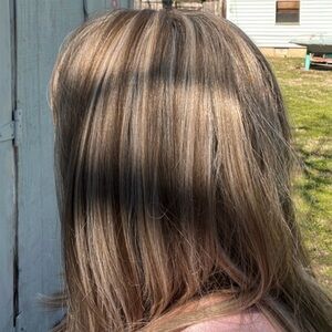 Beautiful synthetic wig!ALL I DID WAS OPEN IT AND TRY IT ON!  50% off! Only 19$